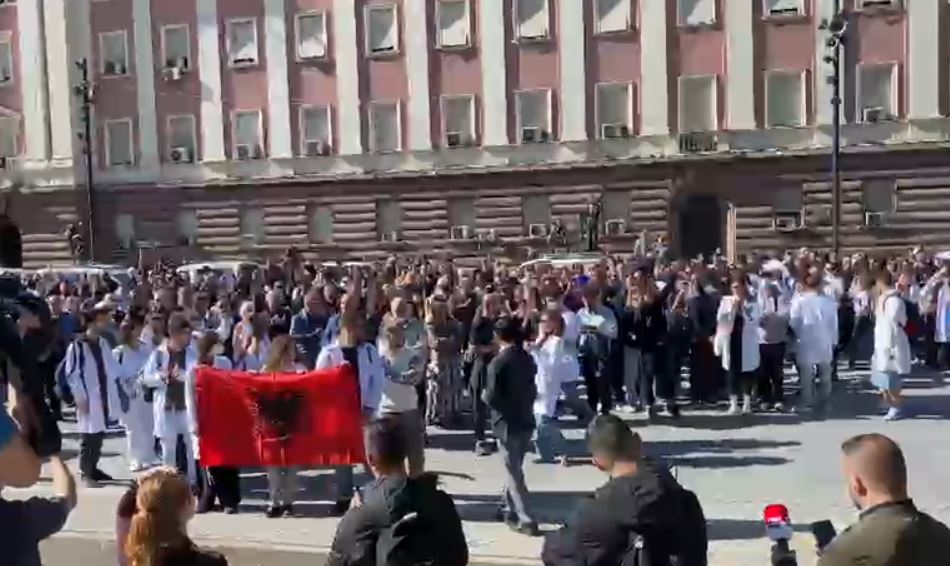 Foto nga burimi: Nis protesta para Kryeministrisë! Studentët dhe pedagogë i përgjigjen Ramës nga poshtë zyrës së tij: Dorëheqje!