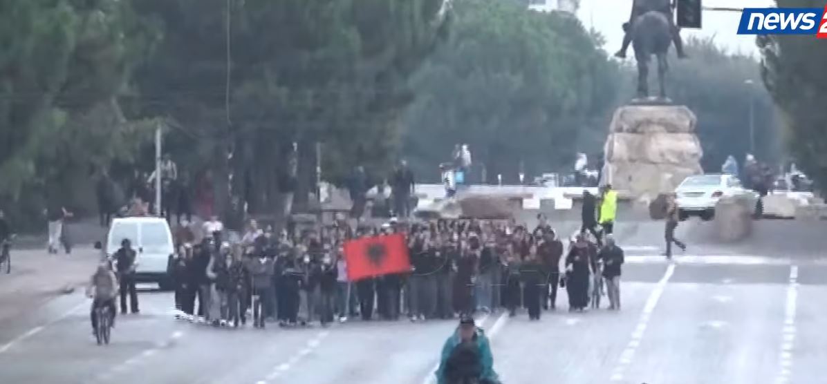 Foto nga burimi: LIVE- Me flamurin kuq e zi, një tjetër grup studentësh i bashkohet marshimit te Kryeministria, thirrje: Rama dorëhiqu!