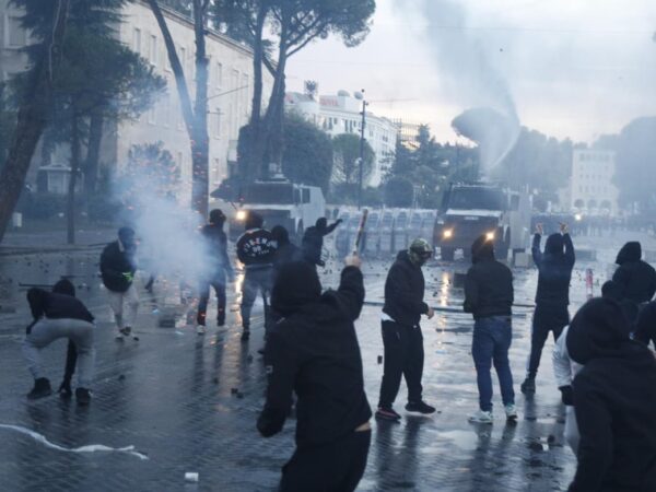 Reuters: Kryeministri shqiptar refuzon të japë dorëheqjen! Revolta e studentëve rritet, nuk u dëgjuan për më shumë se 130 ditë