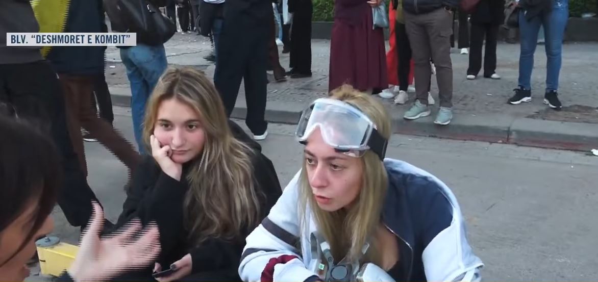  Këtu vetëm miku e leku bën punë   Protestuesja mesazh për shqiptarët  Bëhuni bashkë  luftoni për të drejtat tuaja