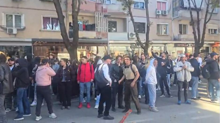 Protesta e studentëve vazhdon  ndalen tek Drejtoria e Policisë në Tiranë