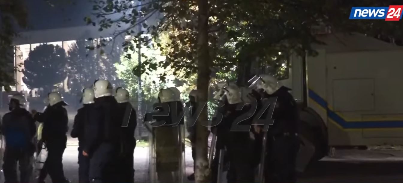 Vijojnë tensionet  hidhet molotov në Kuvend dhe në selinë e PS së