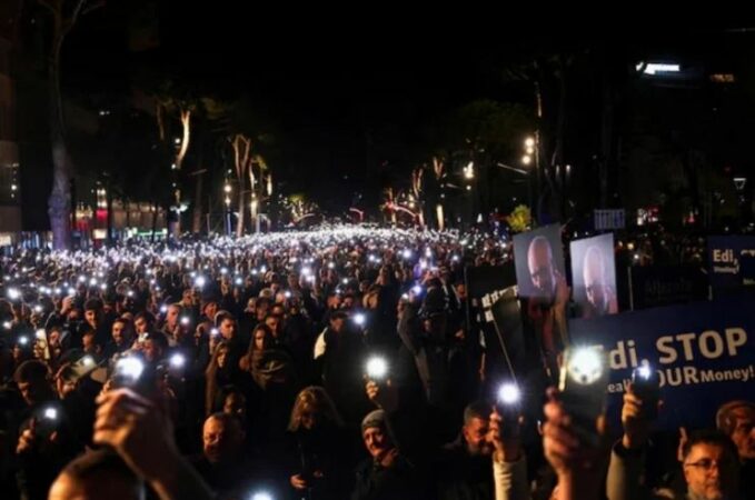 Reuters: Balluku përballet me akuza të reja për korrupsion, skandali thellon protestat kundër Ramës