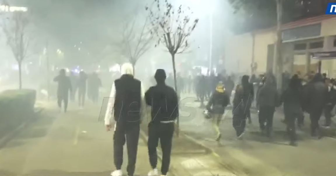 Përshkallëzohet situata  Autoboti i policisë hedh ujë me presion drejt kamerës së  News24    VIDEO 