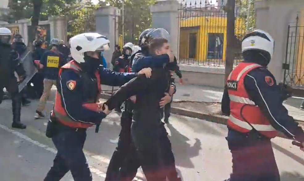  Ju lutemi  bashkëpunojmë   Policia apel nxënësve  studentëve dhe prindërve