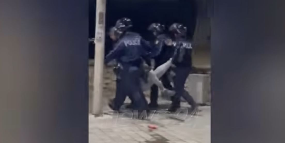Pamje tronditëse  Përplasjet e dhunshme me policinë  një student thyen këmbën  policia e tërheq zvarrë  I riu në gjendje kome    