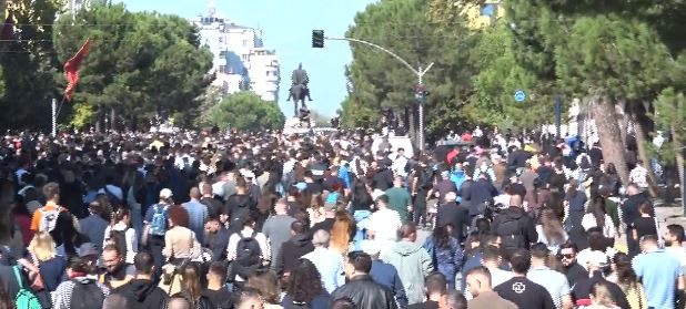 Foto nga burimi: “S’mund ta mbajë peng vendin për kapriço”/ Qytetarja nga protesta: Nëse të gjithë shqiptarët bashkohen me studentët, Rama do të largohet!