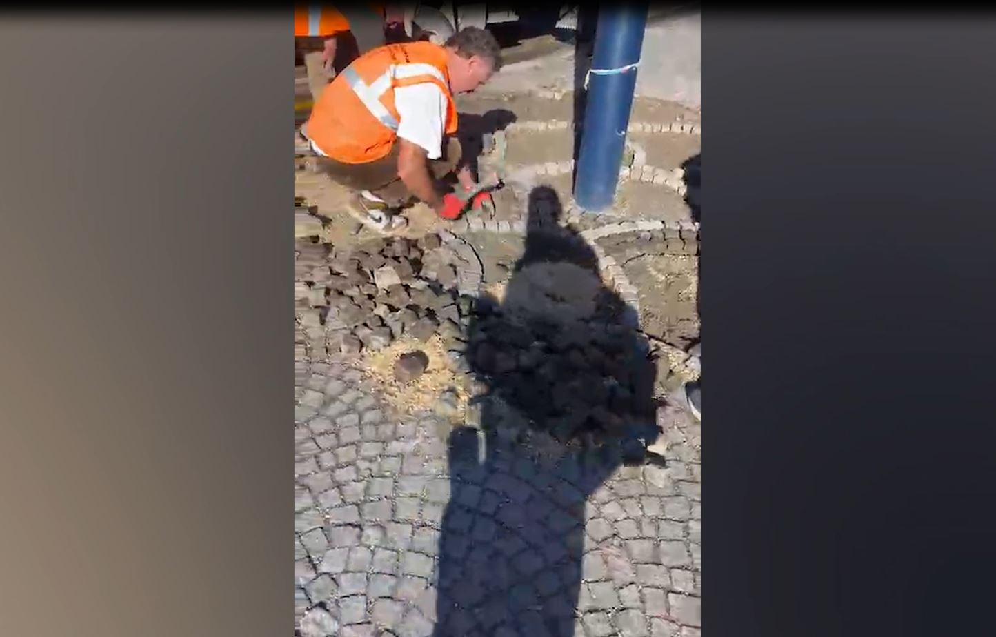 VIDEO  I shkulën nga frika e protestuesve  rikthehen gurët te Bulevardi para Kryeministrisë