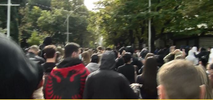 Protesta e të rinjve  ministrja Kumbaro thirrje prindërve  Mos lejoni që fëmijët të përdoren nga duart e errëta që duan destab   