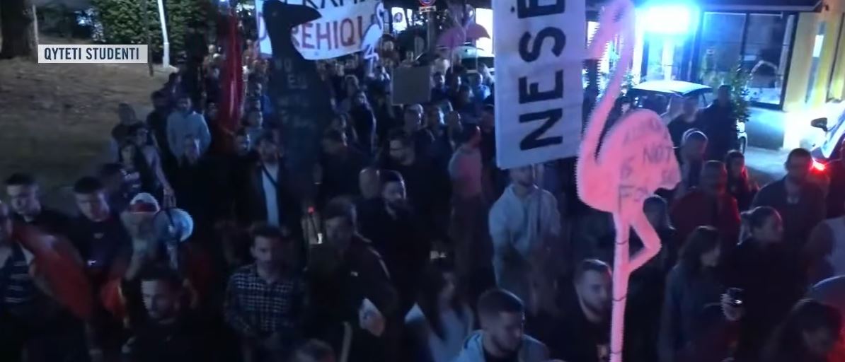 Marshim protestë në rrugët e Tiranës  qytetarët vijojnë qëndresën kundër qeverisë
