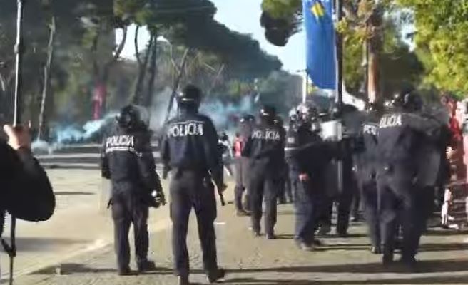 Pas gazit lotsjellës dhe ujit me presion  policia futet mes turmës dhe nis shoqërimet me forcë të protestuesve
