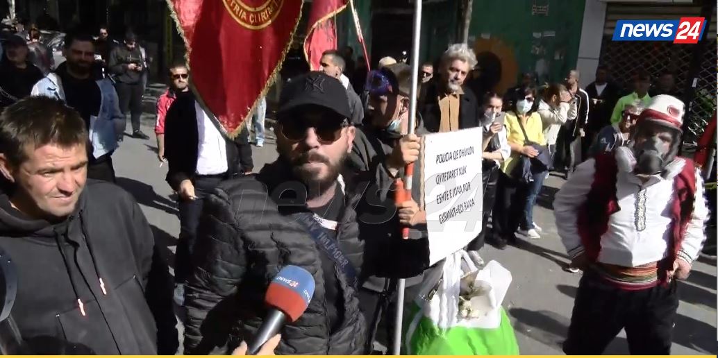 Moment prekës   News24 media e popullit    Protestuesit shpërthejnë në duartrokitje dhe ovacione