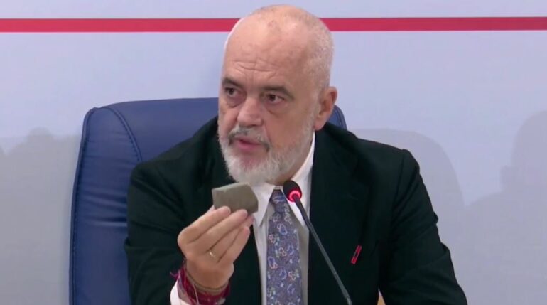 Rama shfaqet sërish me gurë dhe harron dhunën policore ndaj studentëve: Ky gur përcakton se ku mbaron e drejta e protestës dhe ku fillon e drejta e shtetit për të reaguar