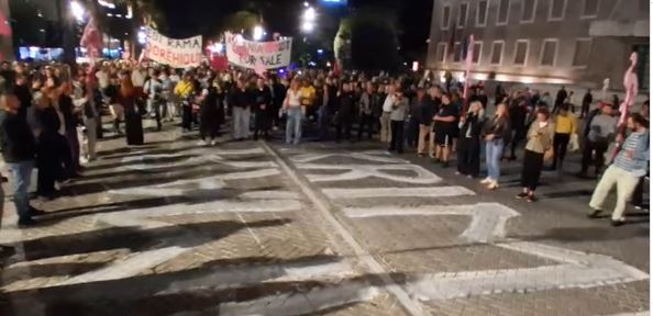 VIDEOLAJM  Protesta e 127 të kundër qeverisë  qytetarët lënë mesazhin poshtë Kryeministrisë  Rama   krimi