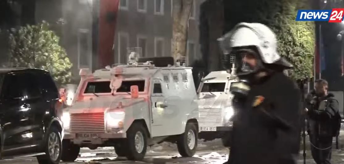Foto nga burimi: Tensionet arrijnw kulmin! Blindohet bulevardi, zbarkojnë në terren edhe Forcat Speciale RENEA