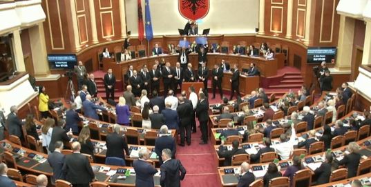 “Zvogëlimi i bashkive nuk garanton automatikisht shërbime më të mira”/ Miratimi i “Territoriales” me 85 vota pro! Shqipëria me 15 bashki më pak, si do funksionojnë