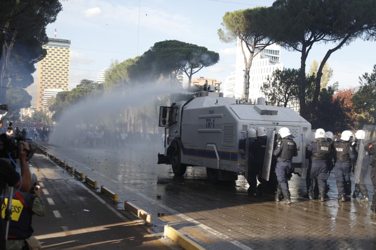 Foto nga burimi: Revolta studentore në Tiranë merr vëmendjen e mediave ndërkombëtare/ Media amerikane: Shtohen thirrjet për dorëheqjen e Ramës!