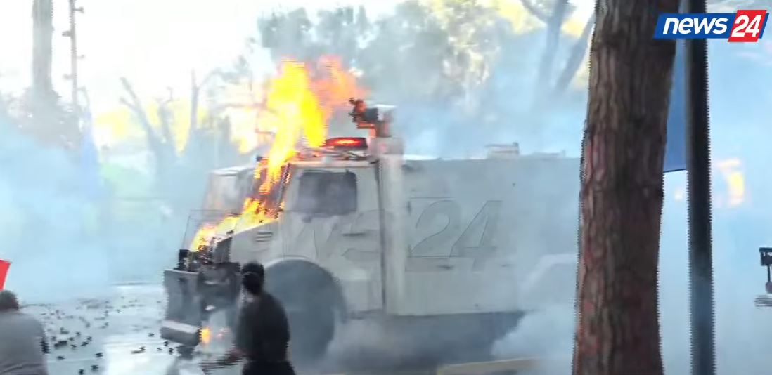 Goditet me molotov një tjetër autoblindë e policisë  mjeti përfshihet nga flakët në pjesën e përparme  Skena kaosi para Kryemi   