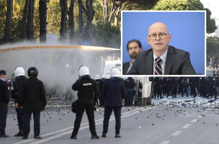 Protestat në Shqipëri  Zëdhënësi i Ministrisë së Jashtme  Shteti i së drejtës dhe korrupsioni  kushte kyçe për në BE  Kërkesa    