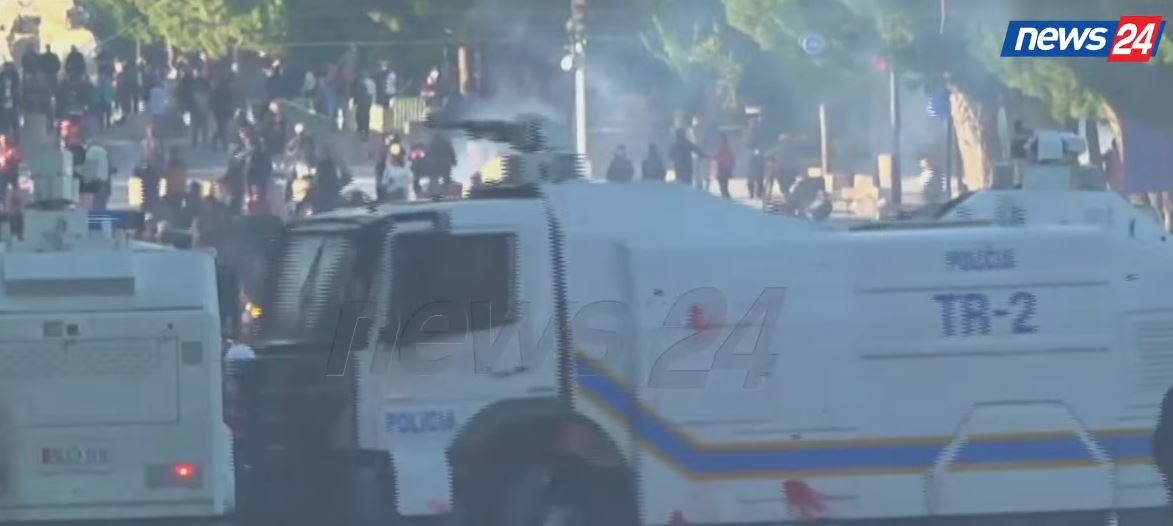 Foto nga burimi: Acarohet situata te Kryeministria! Flakë drejt autoblindës së ujit! Policia rrethon mjetet dhe përgjigjet me gaz e ujë me presion në masë