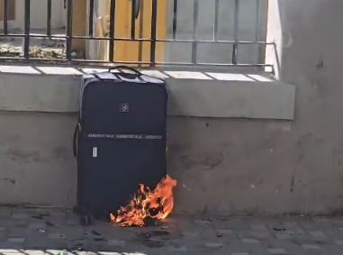 Foto nga burimi: FOTOLAJM/ “Jo eksodit të të rinjve!”, mesazhi i fortë që vjen nga protesta, studentët i vënë flakën një valixheje para Ministrisë së Arsimit
