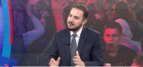 Foto nga burimi: “Rama e ka degjeneruar policinë për 14 vite, tani shpërblen dhunën”, Salianji: PD ka me rrogë 2 mijë persona, mblodhi në shesh 800 vetë. U tentua të prishej protesta e studentëve
