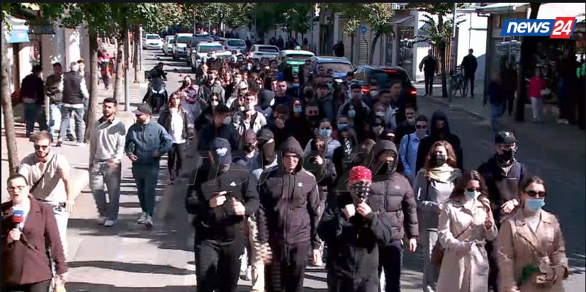 Foto nga burimi: Nis marshimi i protestuesve drejt Ministrisë së Arsimit, studenti: Rama të ikë, nuk ka kompromis