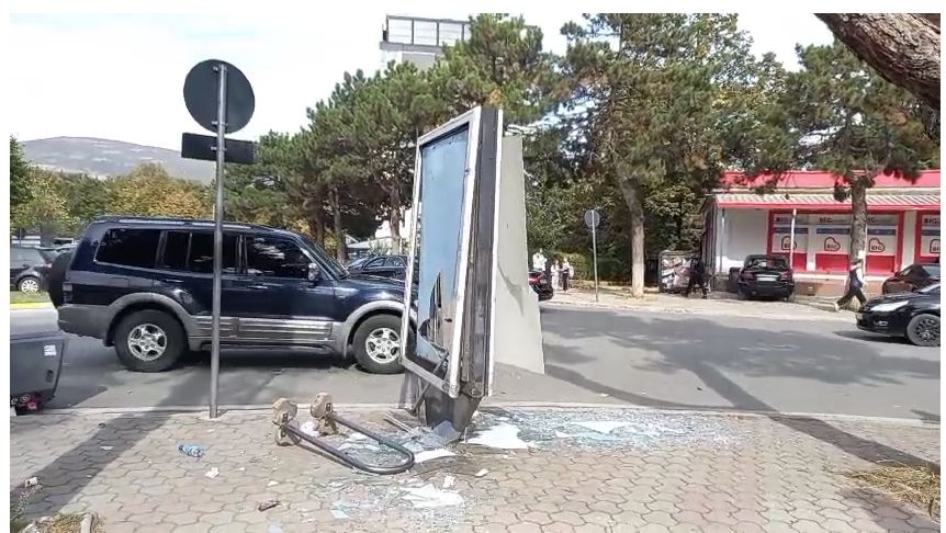 Revolta  shtrihet  dhe në Kukës  Shkatërrojnë reklamat  revoltë në rrugët e qytetit