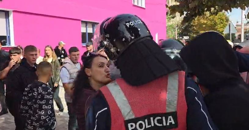  Lirojini    Tensione në protestën e të rinjve në Korçë  protestuesit godasin shefin e Komisariatit  ka të shoqëruar  VIDEO 