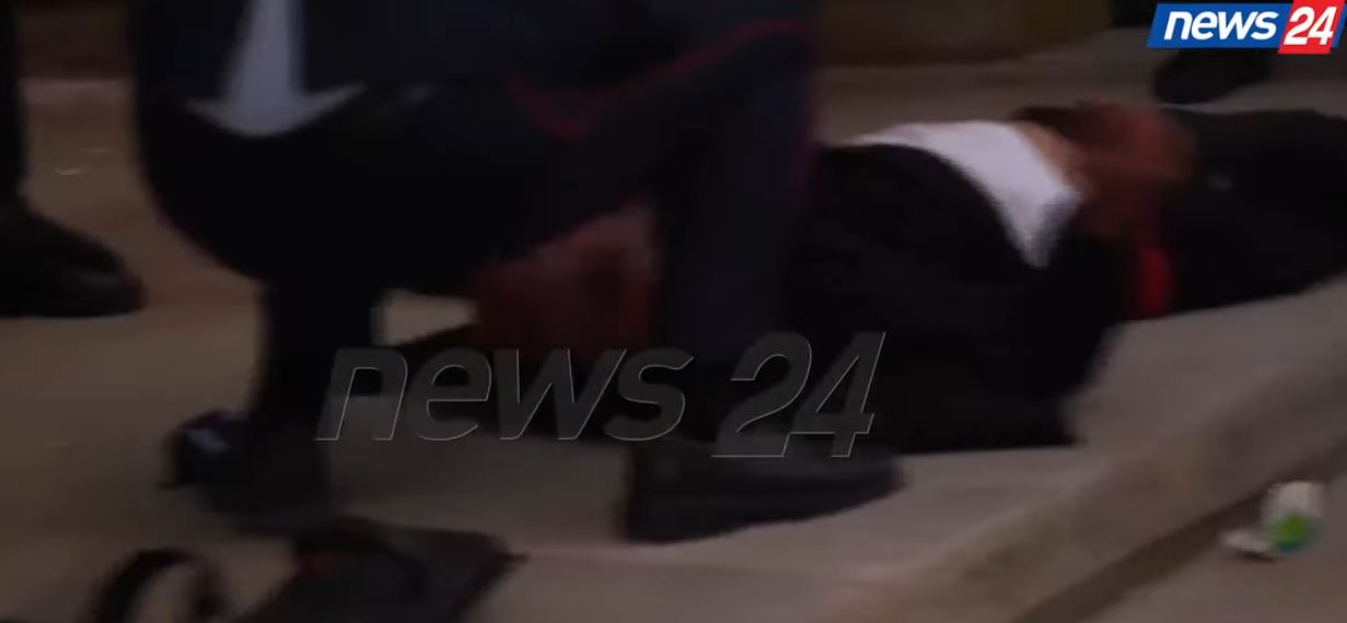 Foto nga burimi: Pamje të rënda! Protestuesi goditet nga policia, shtrihet i gjakosur në tokë