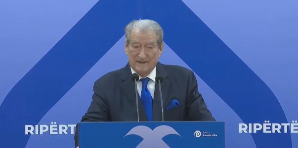 Foto nga burimi: Vuçiç ra nga pushteti pas 14 vitesh, Berisha: Duhet të ishte në burg në Hagë prej vitesh. Studentët e shporrën politikën e zezë të tij. Iu bë dhe funerali partisë simotër të PS-së