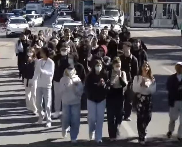 nis-marshimi-i-studenteve-te-mjekesise-drejt-ministrise-se-arsimit-me-thirrjen-rama-jep-doreheqjen