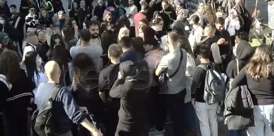 pas-ekonomikut-studentet-marshojne-drejt-fakultetit-te-drejtesise-bashkohuni-me-ne