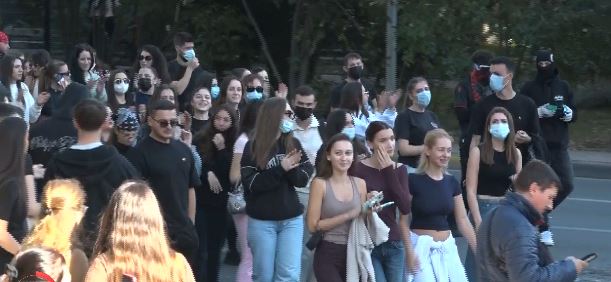 VIDEO   Jepe dorëheqjen   studentët marshojnë drejt Ministrisë së Arsimit