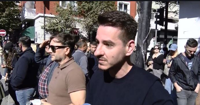 Foto nga burimi: “Kjo është Ministria e Plagjiaturës”/ Ish-zv.ministri Taulant Muka nga protesta: Ditët dhe orët e Ramës janë të numëruara!