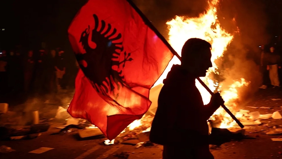 BILD jehonë protestës në Tiranë: Revolta studentore! Përplasje, zjarr dhe thirrje për largimin e Ramës