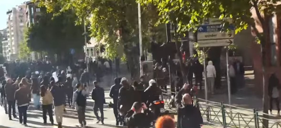 live-nuk-ndalet-aksioni-studente-dhe-gjimnaziste-marshojne-drejt-rruges-se-elbasanit-shkaterrojne-semaforet