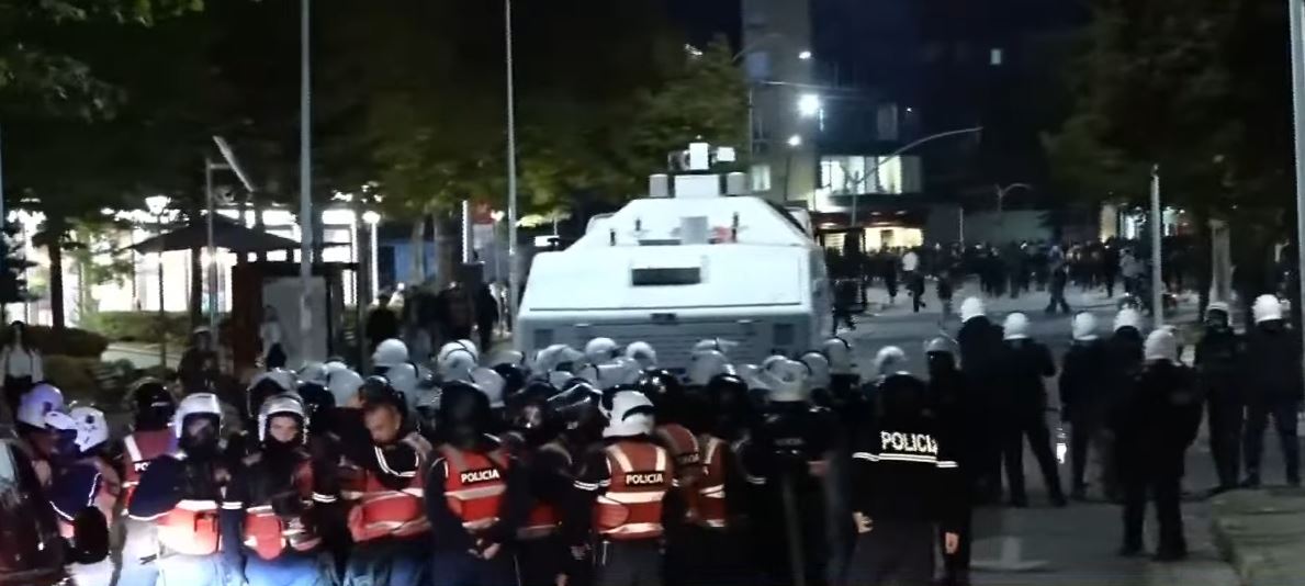 Foto nga burimi: Tensione në protestë! Policia me autobotë ndjek protestuesit, studentët shpërqendrojnë efektivët me rreze lazër