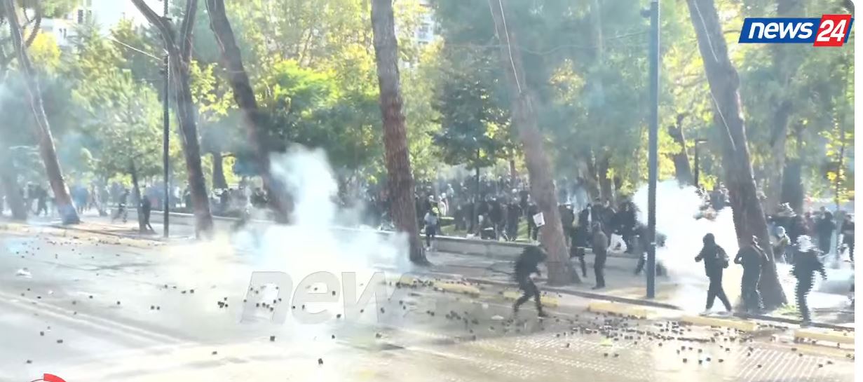 Foto nga burimi: Tensione në bulevard! Policia me gaz lotsjellës, protestuesit përgjigjen me gurë