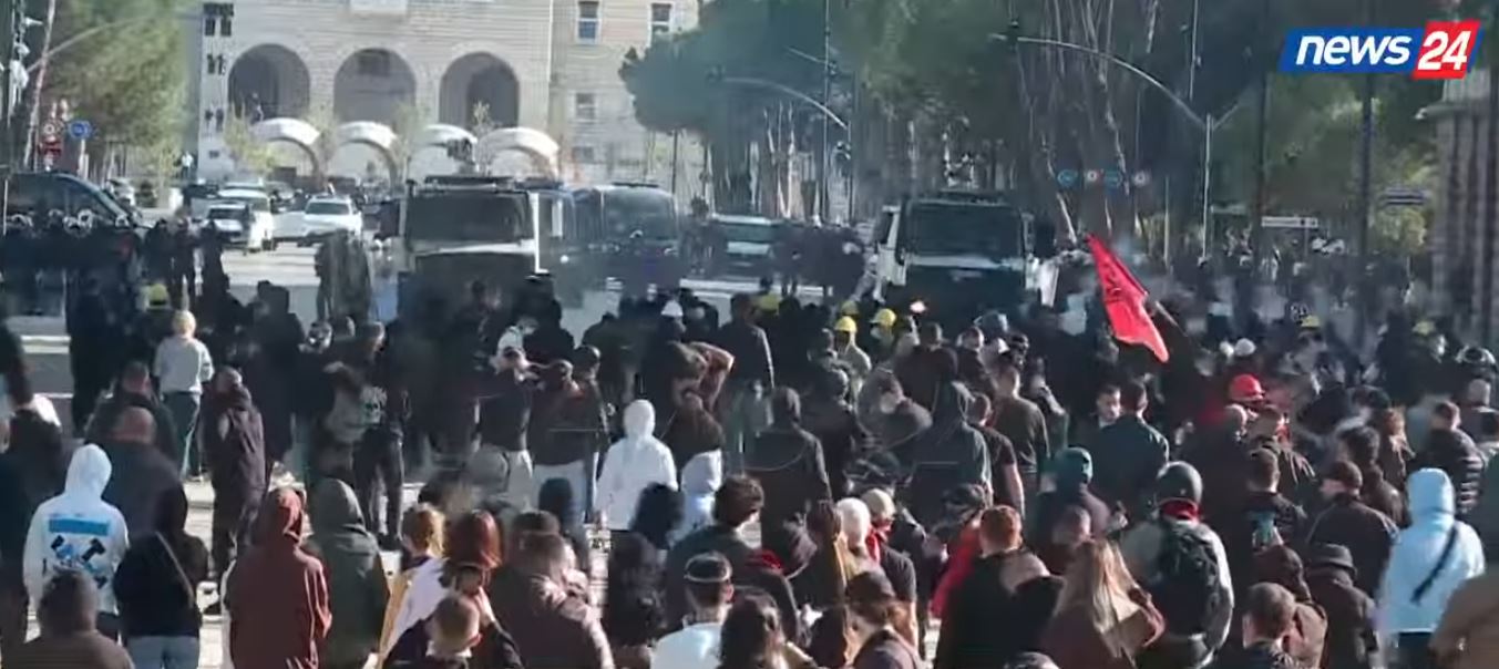 Foto nga burimi: Nisin tensionet, policia hedh gazlotsjellës në drejtim të protestuesve. Studentët rezistojnë, nuk tërhiqen