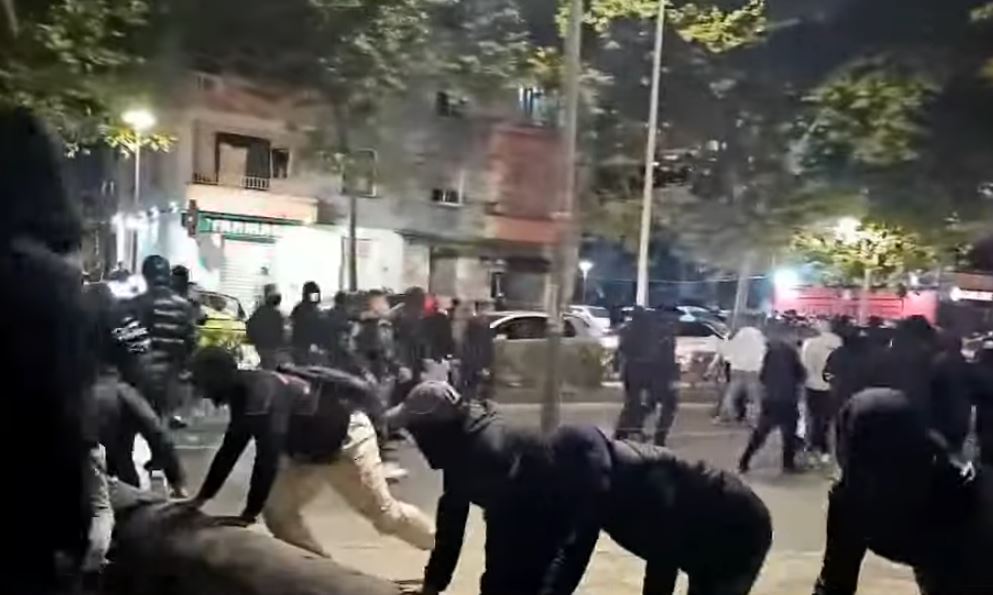 Foto nga burimi: Vijon rezistenca! Protestuesit marshojnë drejt Zogut të Zi, ngrihen barrikada për të penguar mjetet e policisë