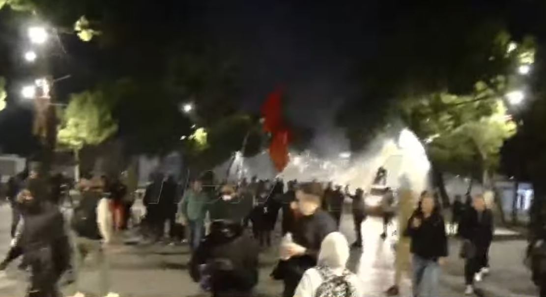 Tensionet përfshijnë kryeqytetin  Protestuesit ndahen mes Parlamentit dhe Bulevardit  policia përdor autobotet e ujit dhe gazi   