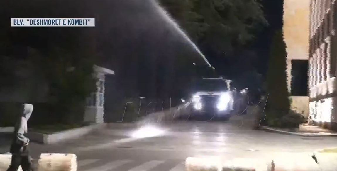 Foto nga burimi: Përshkallëzohet situata para Kryeministrisë/ Policia hedh ujë me presion drejt protestuesve, të rinjtë nuk tërhiqen nga bulevardi!