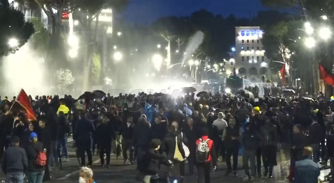 LIVE  Dy autobotë vendosen te Kryeministria  shtohen edhe forcat e policisë  hidhet ujë me presion drejt protestuesve për t   