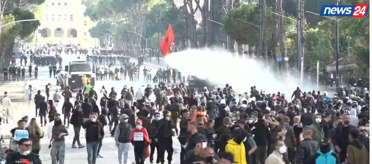 Foto nga burimi: E paprecedentë! Policia ujë me kimikate me presion në drejtim të protestuesve, edhe pse studentët janë paqësorë