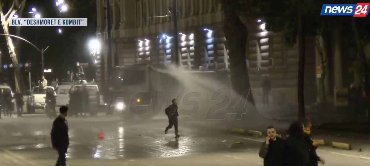 Tensione në protestë  Policia hedh ujë me presion e gaz lotsjellës në drejtim të protestuesve