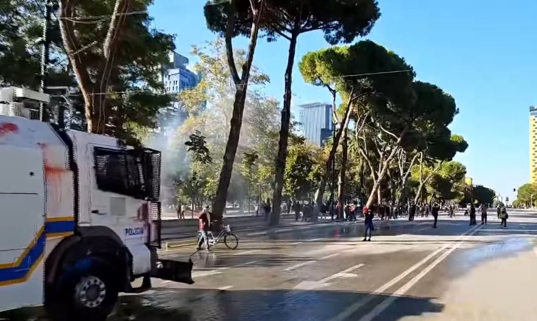 Foto nga burimi: Të rinjtë po qëndronin paqësisht te “Parku Rinia”, policia ndërhyn në mënyrë të beftë, hedh masivisht ujë me presion. Efektivët ndjekin me vrap protestuesit, qëllohet edhe me plumb gome