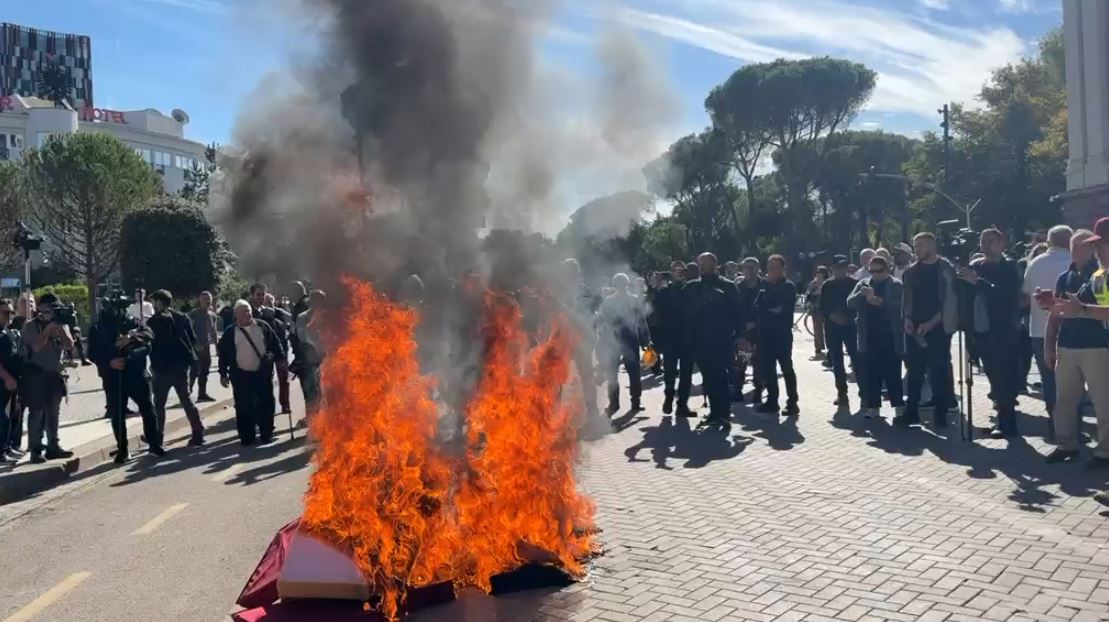 LIVE  Tensione në protestën para Kryeministrisë  I vendosi për dialog  mbështetës të PD djegin ulëset e Ramës