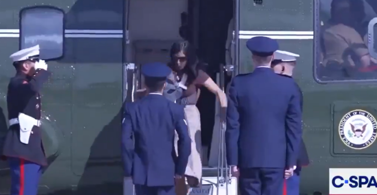 VIDEO/ Gruaja e zv.presidentit amerikan rrezikoi të binte nga shkallët e avionit bashkë me fëmijën e porsalindur, qëndrimi i ushtarëve bën xhiron e botës