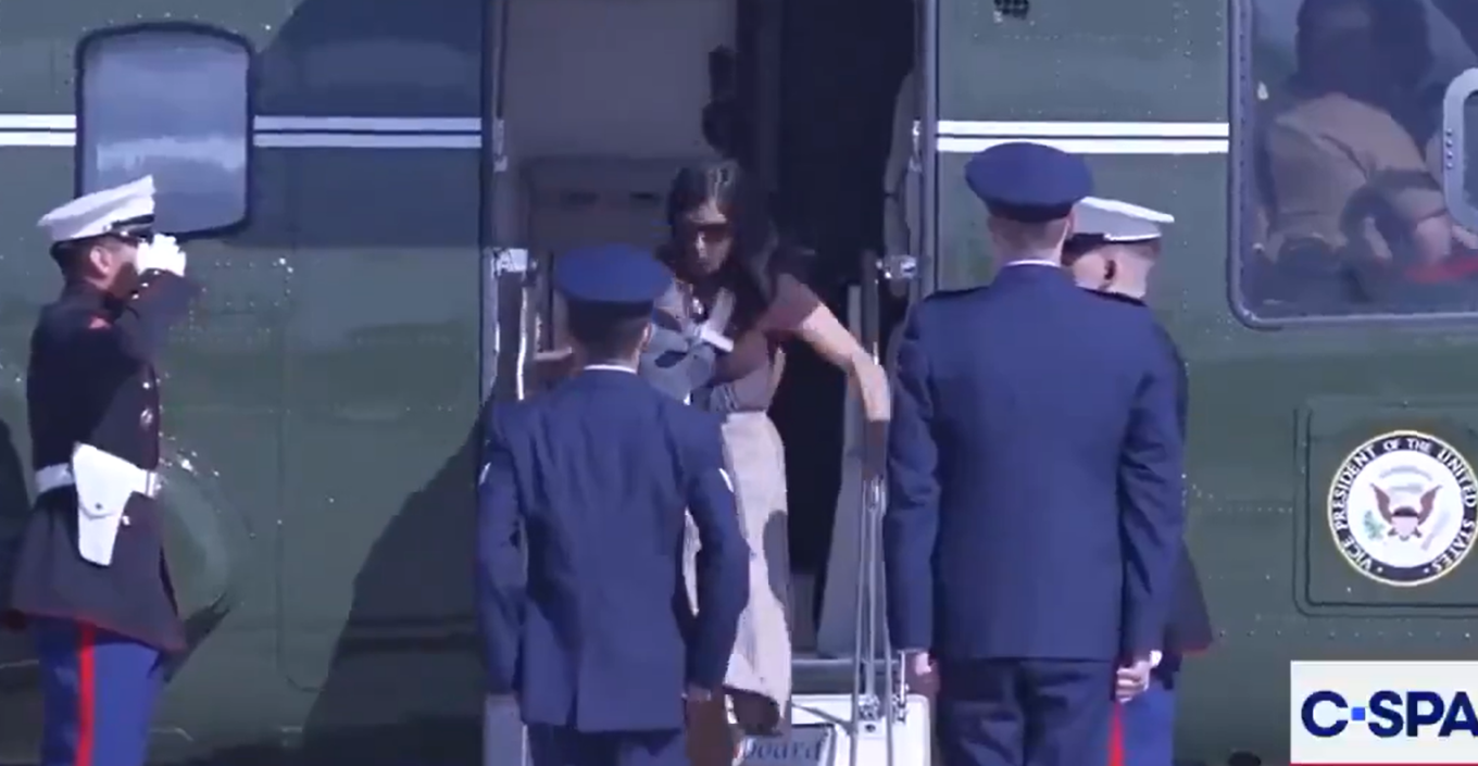 VIDEO  Gruaja e zv presidentit amerikan rrezikoi të binte nga shkallët e avionit bashkë me fëmijën e porsalindur  qëndrimi i u   